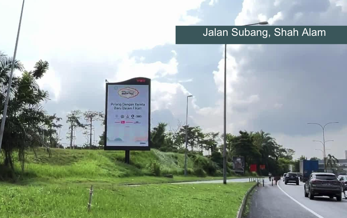 Pavilion pameran model kereta Proton dan EV